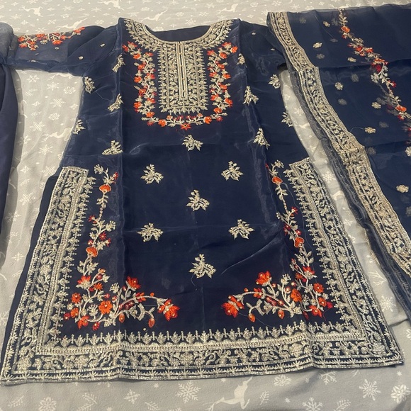 Pakistani 3 pieces organza dress with embroidery and stone work - Picture 2 of 11